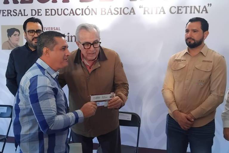 Entregan tarjetas para cobrar beca Rita Cetina, en la Técnica 79, en Culiacán