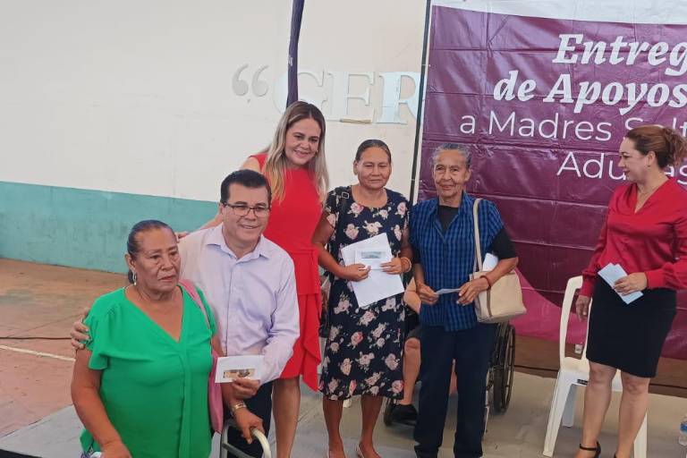 Reciben apoyo económico madres solteras y adultos mayores en Mazatlán