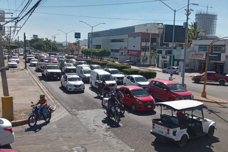 Se registra fuerte congestionamiento vehicular en varias avenidas de Mazatlán este miércoles