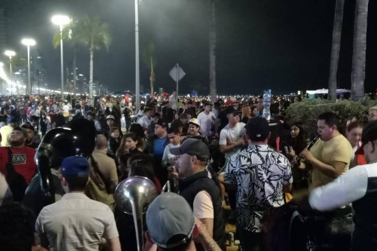 Miles se reúnen en el malecón de Mazatlán en la noche del sábado de Semana Santa