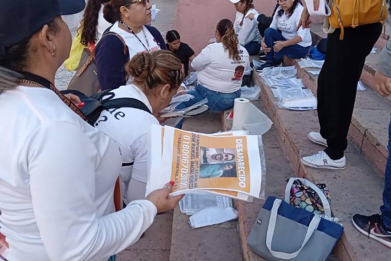 Colectivo pega fichas de búsqueda de personas en Fin de Año, en Culiacán