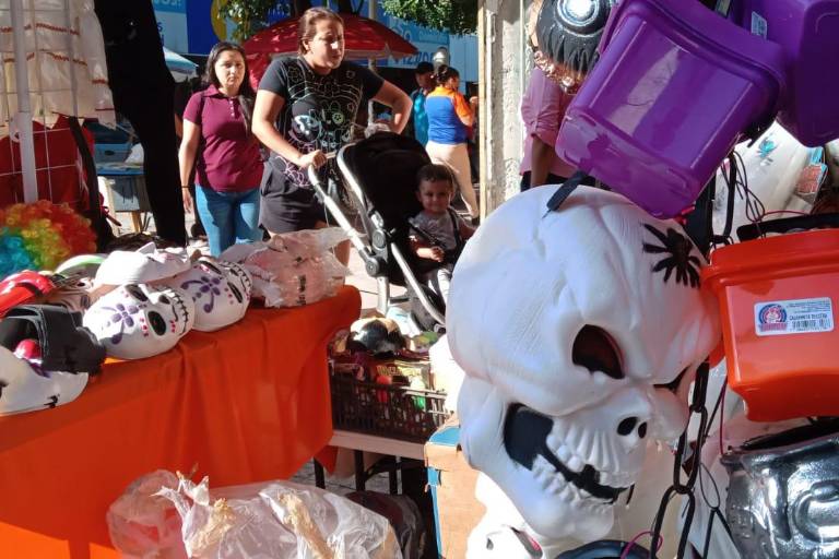 Ventas del comercio ambulante de Culiacán repuntan hasta un 80% en artículos para Halloween