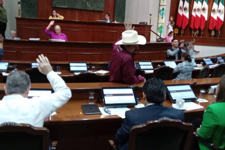 Dan trámite a iniciativas que proponen que jóvenes de 18 años puedan acceder a cargos públicos en Sinaloa