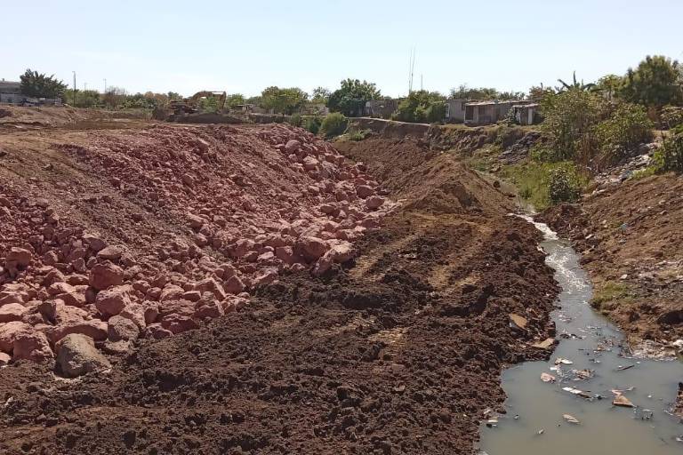 Pese a trabajos, suspensión y relleno del arroyo Jabalines, Alcalde niega obra en predio de la avenida Clouthier
