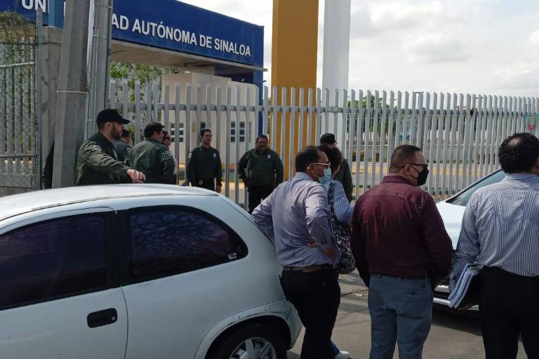 Agentes de la Fiscalía llegan a la UAS con orden de cateo