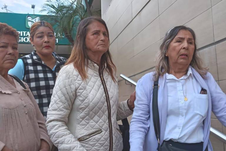 María tiene a su hermano internado en el Seguro Social y reclama por atención urgente para salvarlo