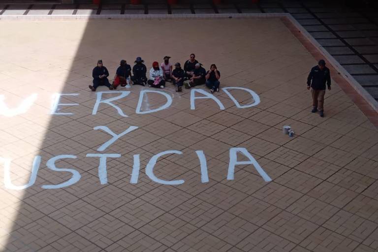 Policías jubilados se manifiestan con pintas en el Palacio de Gobierno
