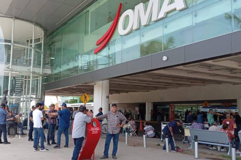 Aeropuerto de Culiacán suma 24 horas bloqueado por agricultores