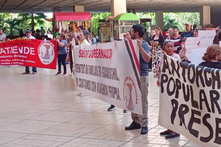 Antorchistas y productores agrícolas se manifiestan en el Palacio de Gobierno