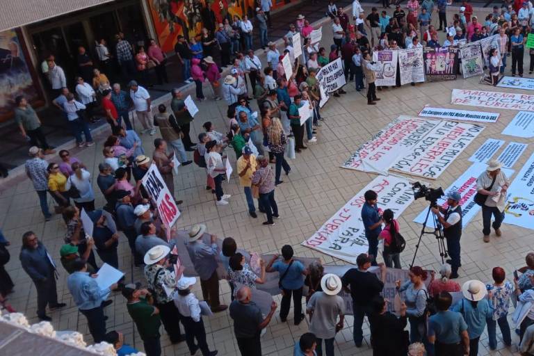 Protesta de personal de la UAS en Palacio de Gobierno.