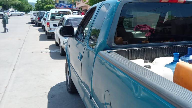 Colonos de Culiacán esperan más de una hora para que llegue la pipa a surtir el agua.