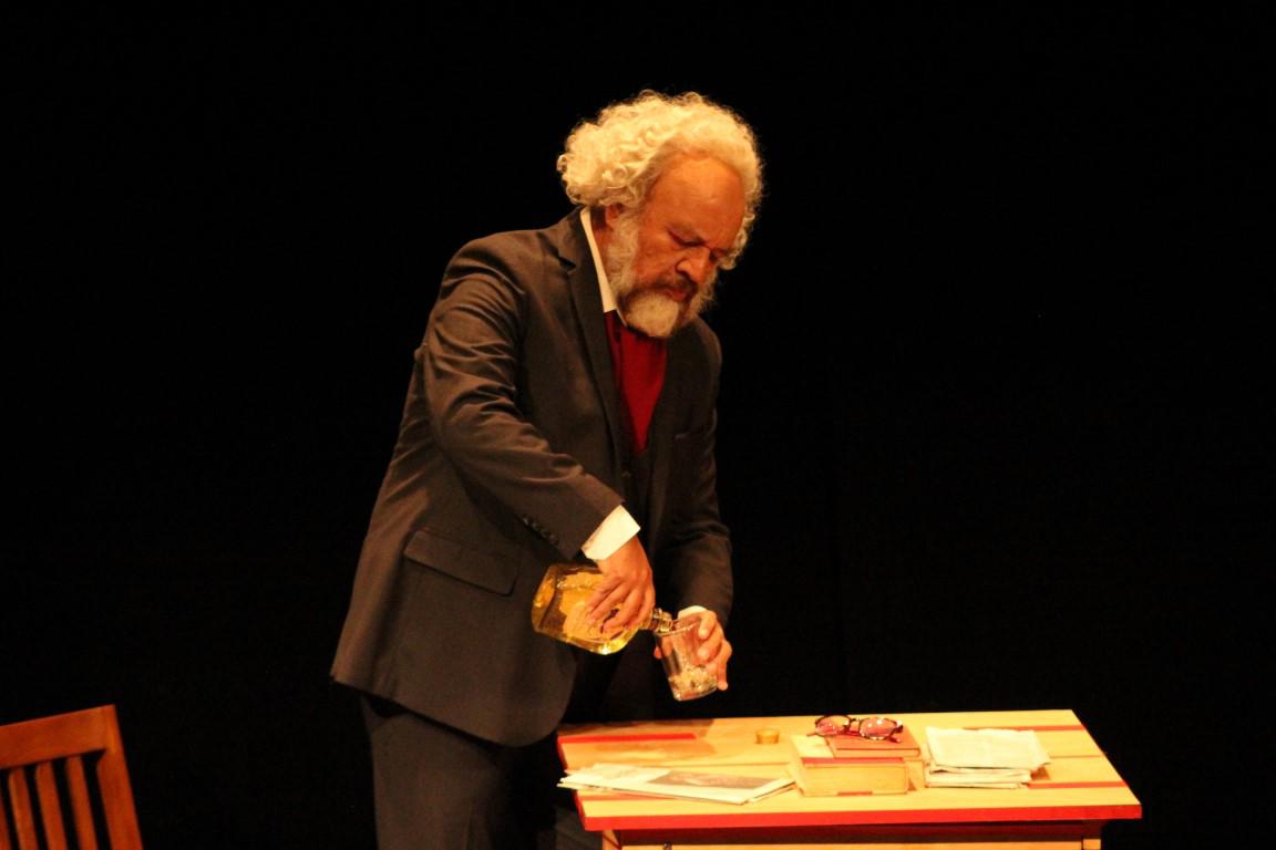 $!Triunfa en su presentación como Marx
