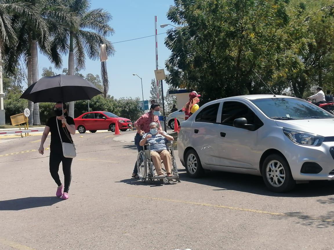 $!Fluye vacunación contra Covid-19 en la Facultad de Medicina de la UAS, en Culiacán