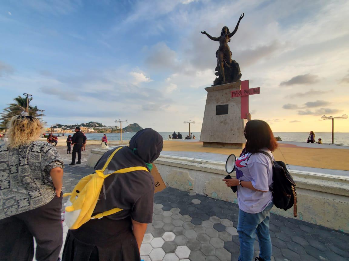 $!‘Ahorcan’ Policías municipales de Mazatlán a menor de edad en manifestación feminista