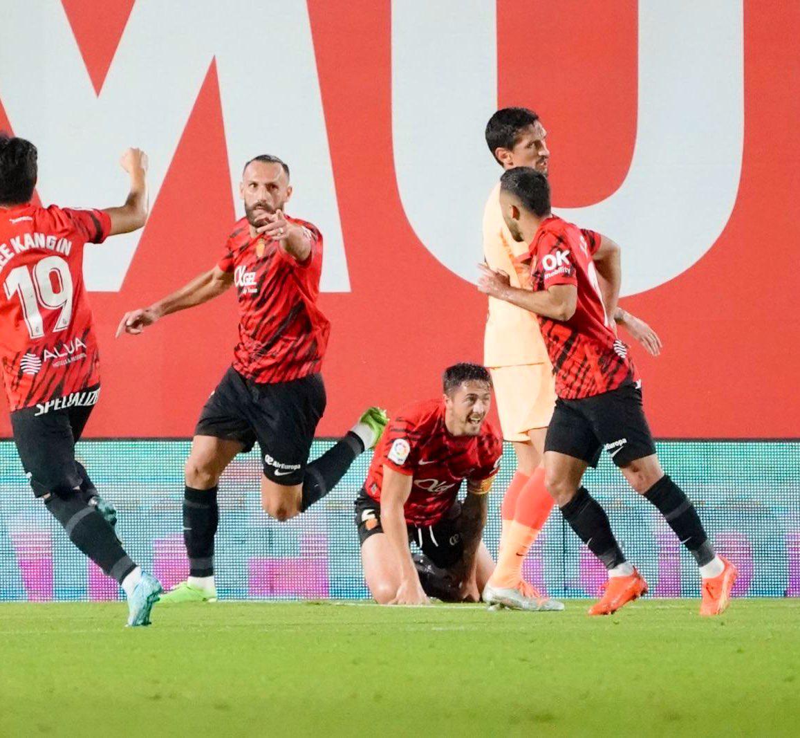 $!El Mallorca del Vasco Aguirre le pega al Atlético de Madrid