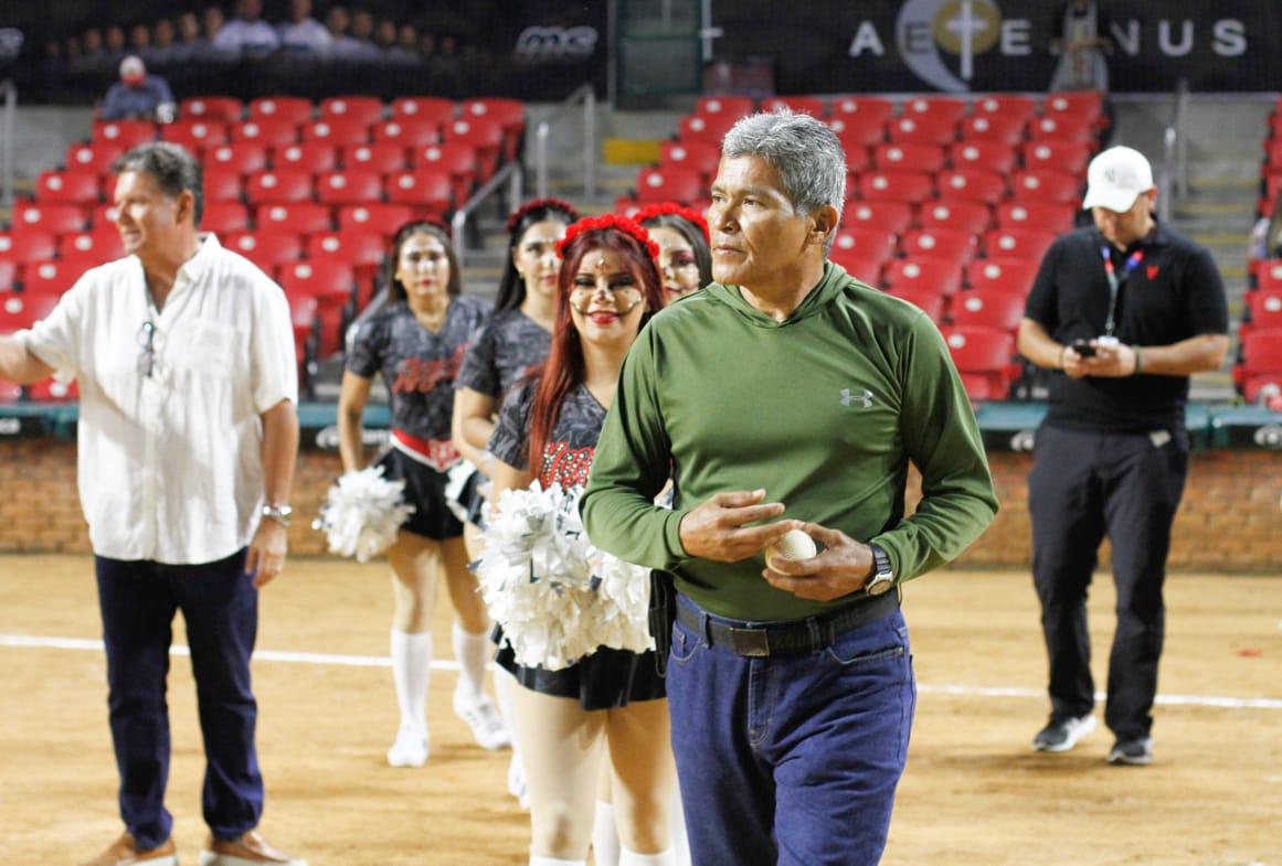$!Rinde Venados homenaje a trayectoria del fotoperiodista Andrés García