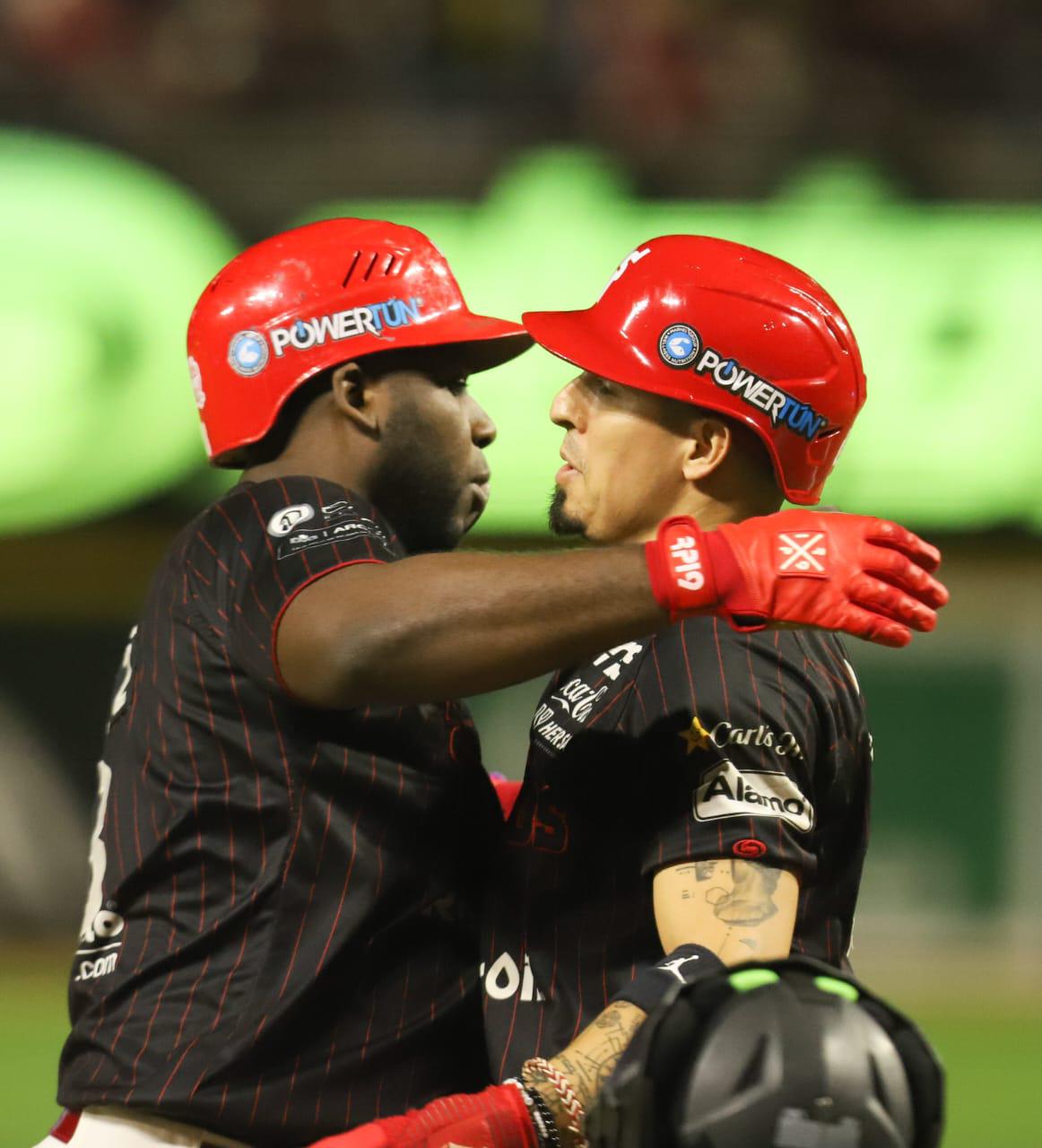 $!Venados pega de nuevo a Tomateros y está a la mitad del camino a la final