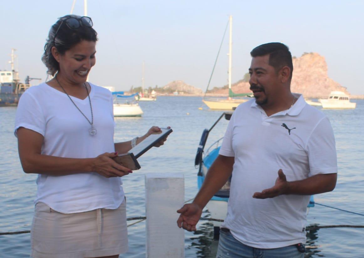 $!Isadora recibe su premio como equipo campeón de la Regata Tres Islas