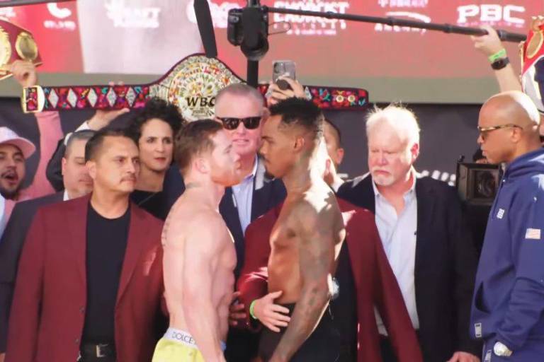 ‘Canelo’ Álvarez y Charlo libran la báscula; ambos registran 167.4 libras y lucen poderosos