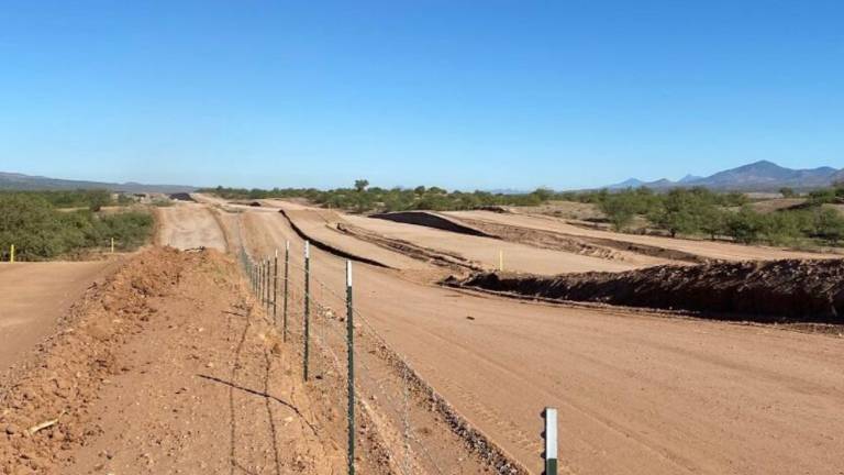 El proyecto ferroviario incluye la construcción de vías de Guaymas a Nogales, a unos 69 kilómetros al norte de Ímuris.