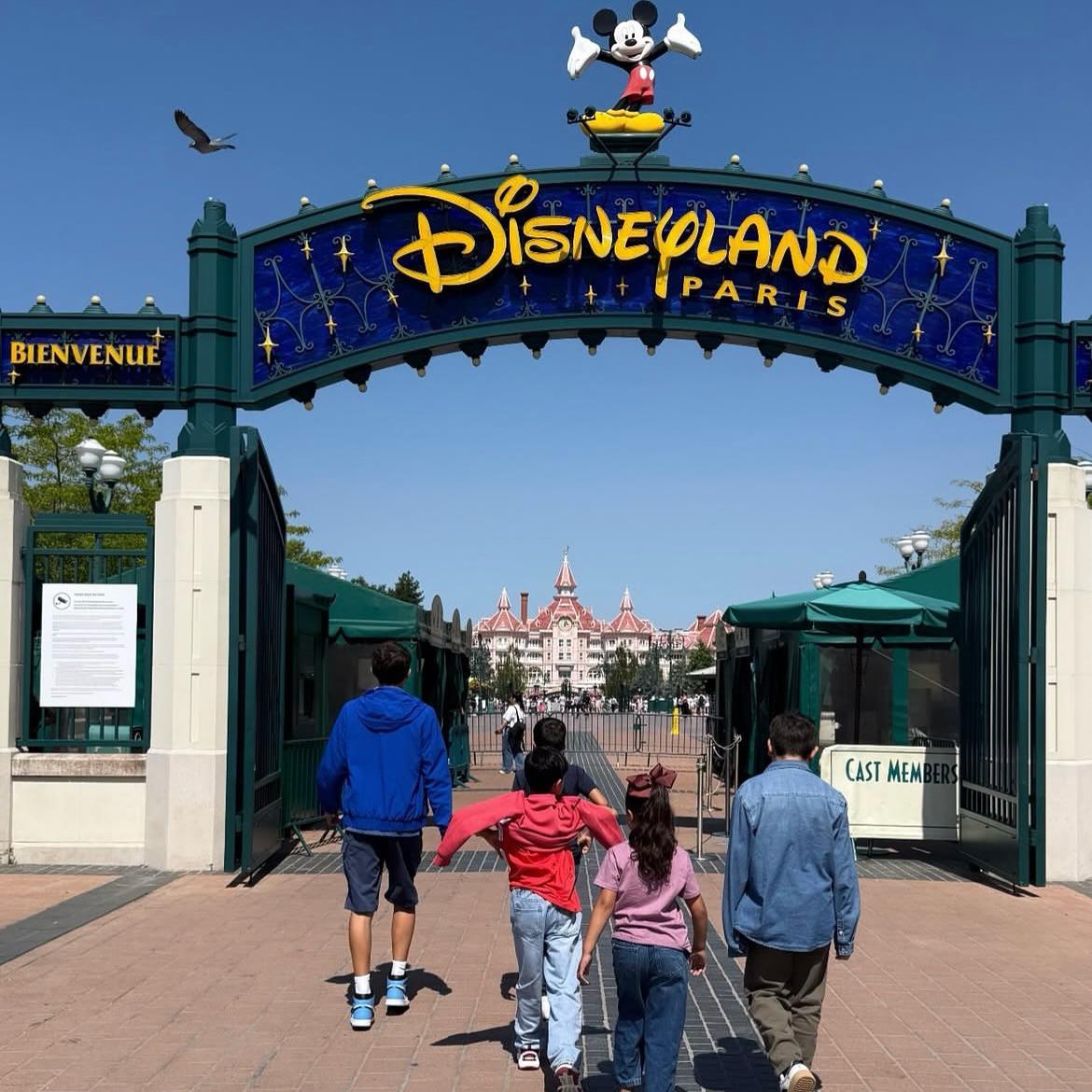 $!Disfruta Carín León de un paseo familiar por Disney en París