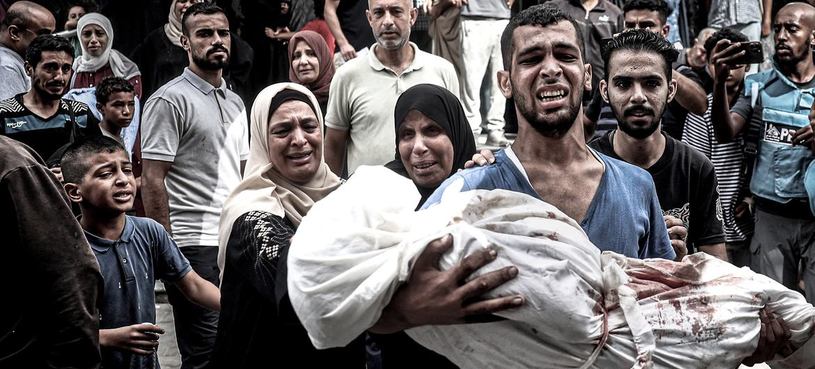$!Los familiares lloran la muerte de una niña que falleció en un ataque aéreo en Gaza (archivo).
