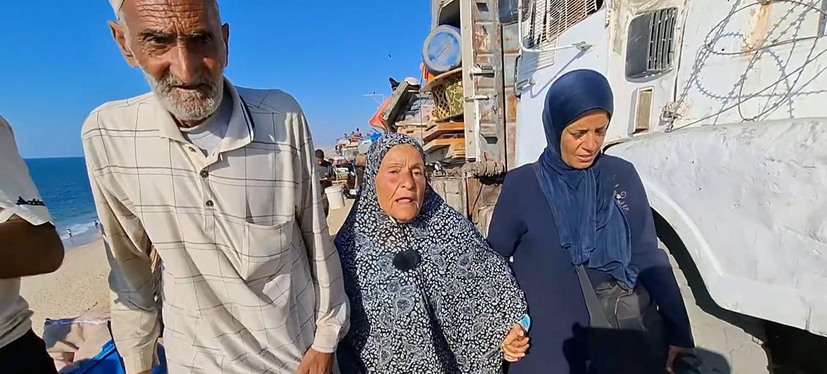 $!‘No tenemos dinero, ni tienda, ni nada’: familias enteras huyen a pie de la ciudad de Gaza sin refugio ni transporte