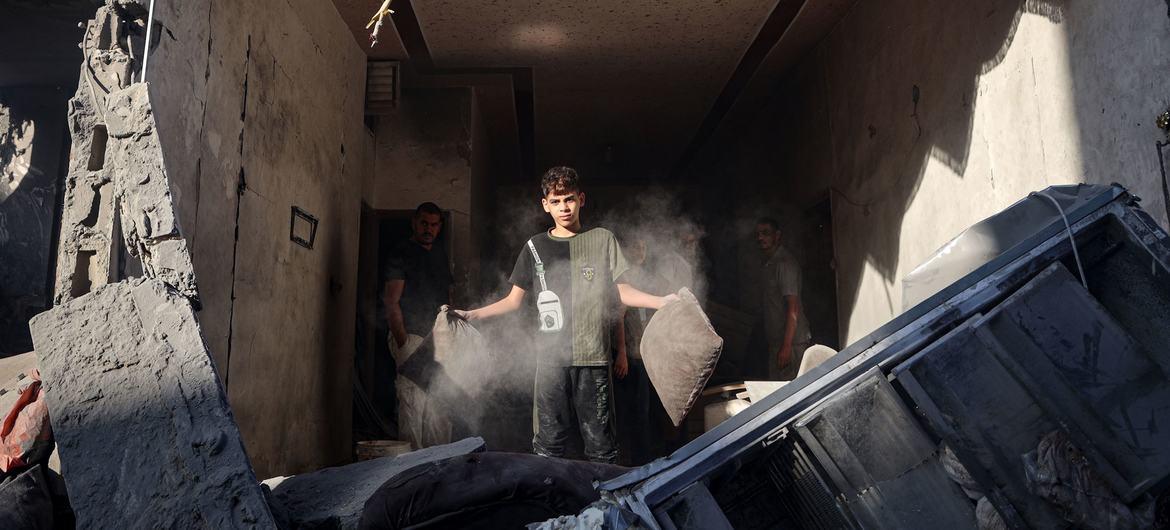 $!Un niño de 9 años dentro de los escombros de su casa destruida por un bombardeo aéreo en la ciudad de Rafah.