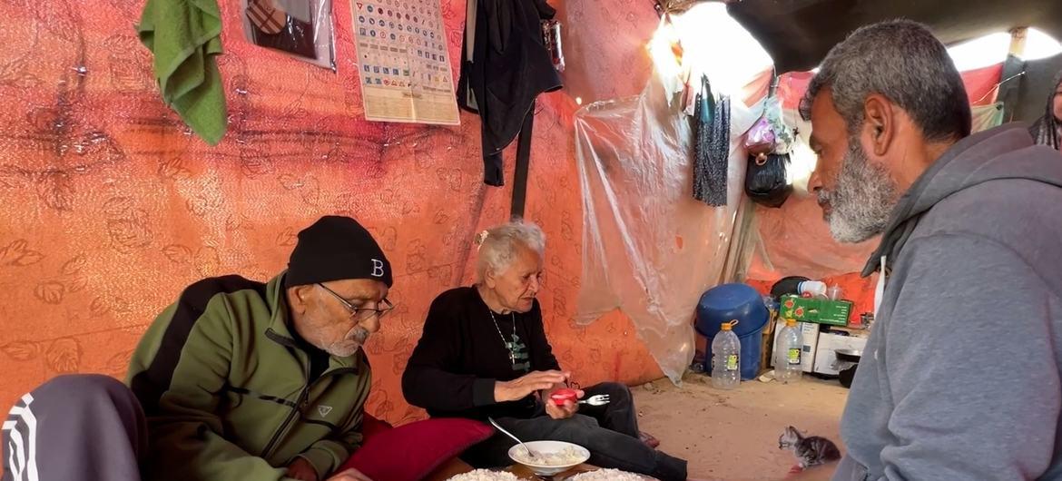 $!Tony y su esposa comparten la cena con su vecino.