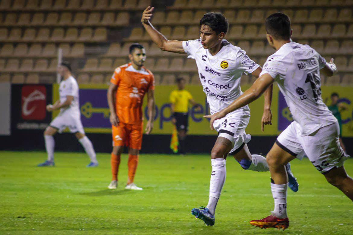 $!Sebastián Abreu, feliz por su primer triunfo como entrenador de Dorados