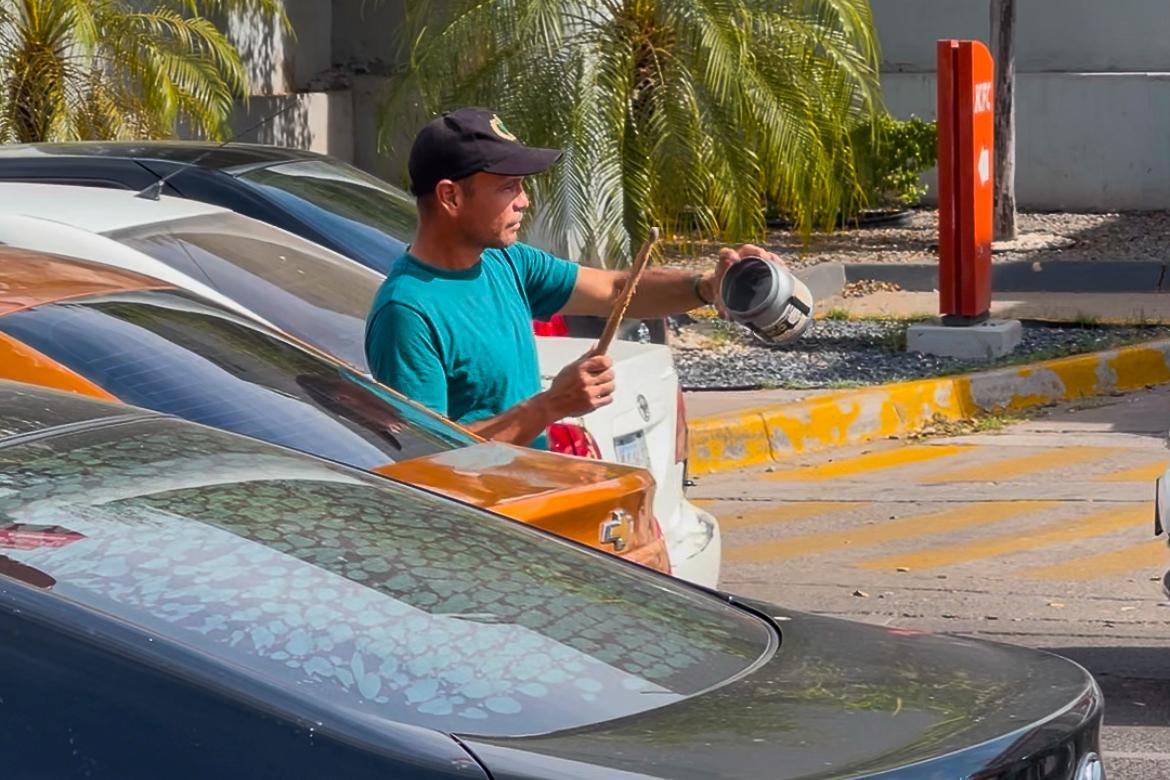 $!Cuatro meses en resistencia: banderos de Culiacán luchan en la calle a punta de versos, viento y percusiones