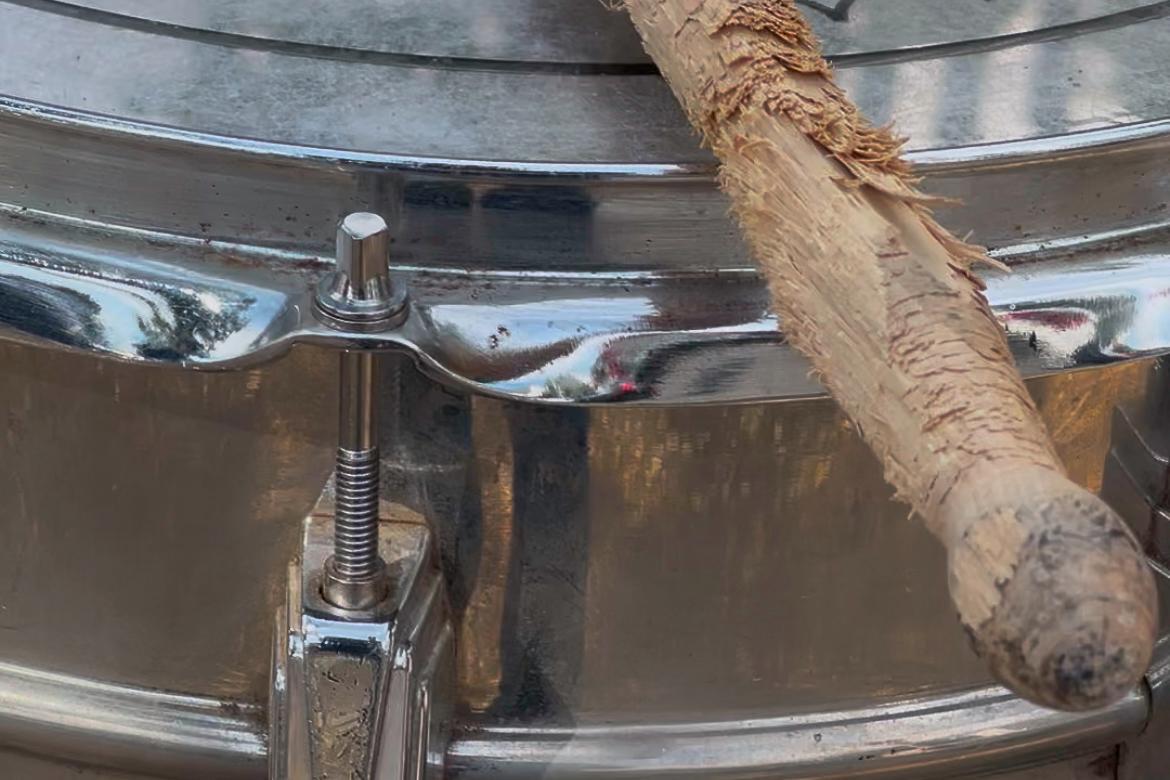 $!Cuatro meses en resistencia: banderos de Culiacán luchan en la calle a punta de versos, viento y percusiones