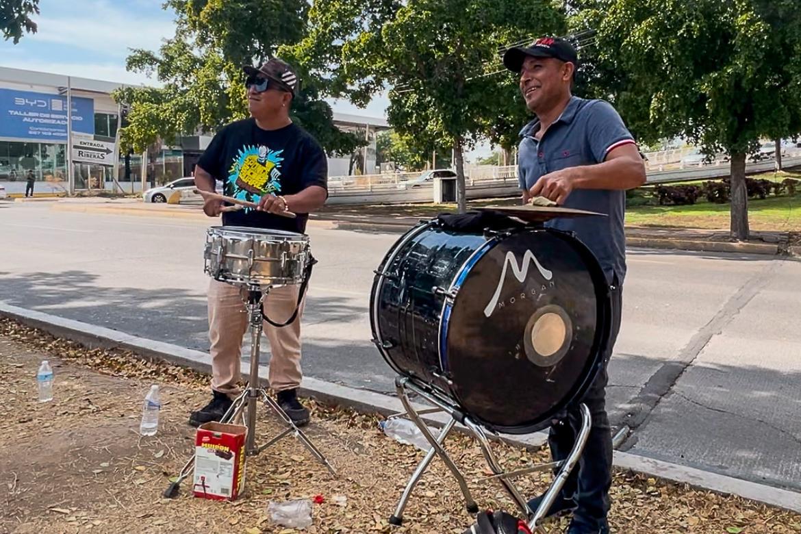 $!Cuatro meses en resistencia: banderos de Culiacán luchan en la calle a punta de versos, viento y percusiones