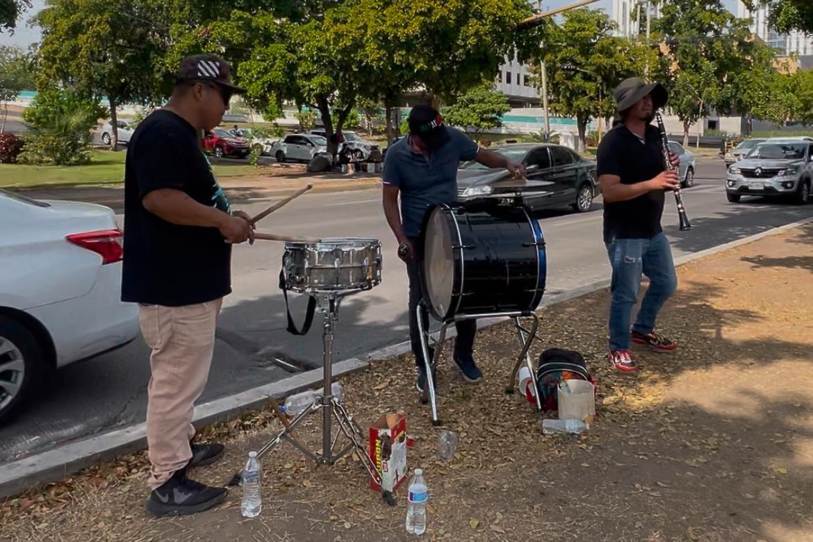 $!Cuatro meses en resistencia: banderos de Culiacán luchan en la calle a punta de versos, viento y percusiones