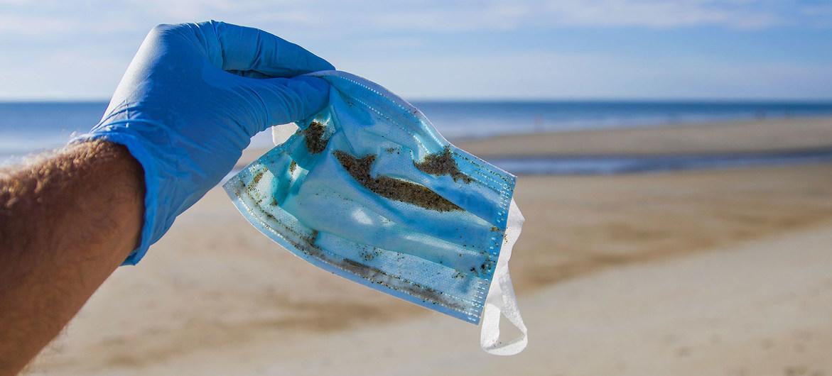 $!Una mascarilla hallada en la playa de Hampton Beach, en el estado de Nueva Hampshire, en Estados Unidos.