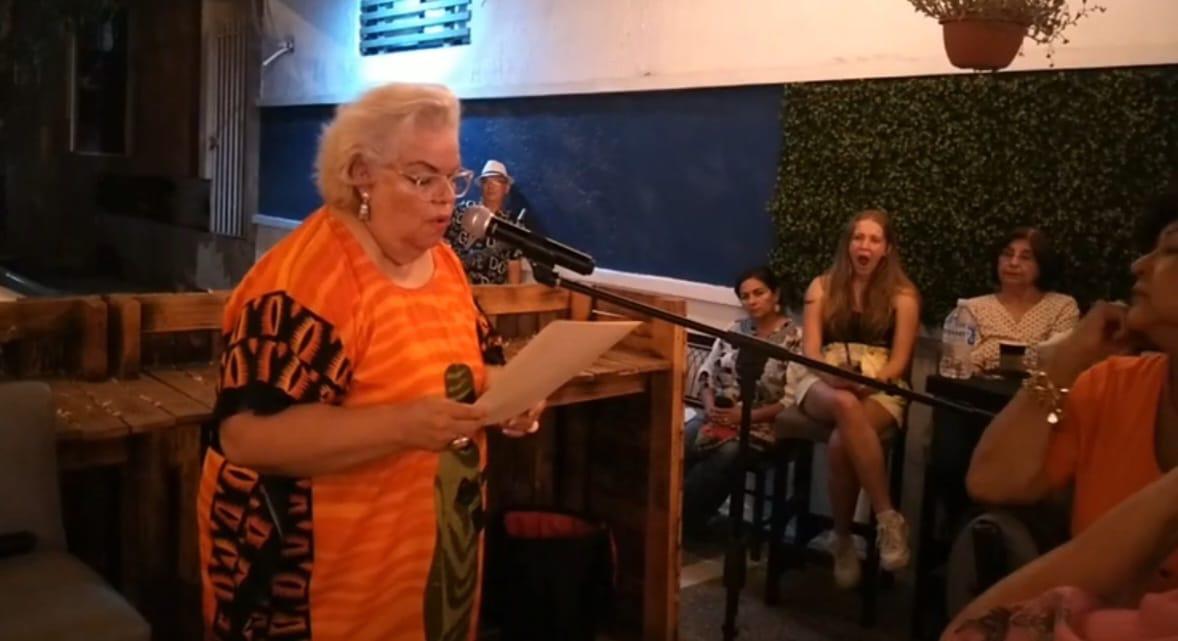 $!Julieta Montero al momento de expresar su poema.