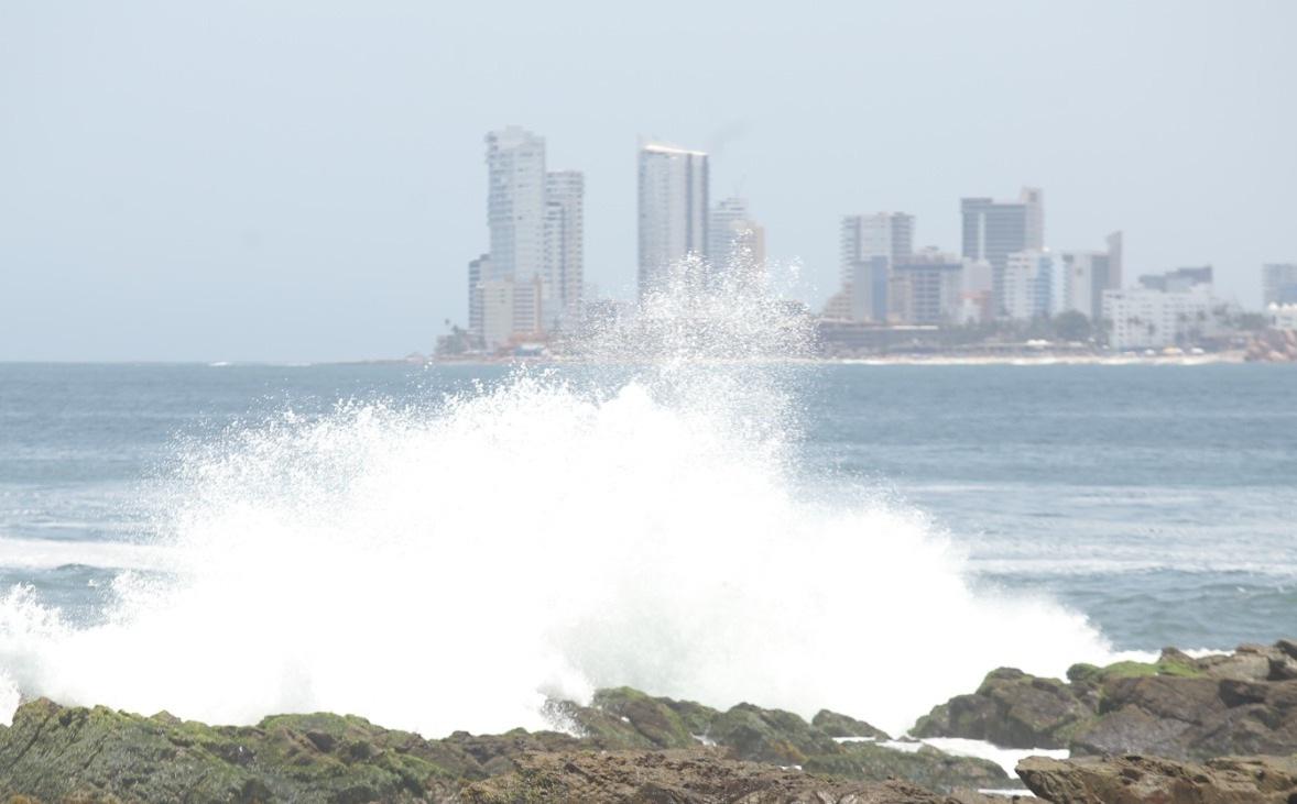 $!Registra Mazatlán oleaje máximo de 1.5 metros de altura