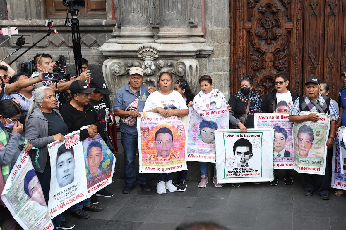 $!Sheinbaum se reunió el 4 de diciembre en Palacio Nacional con los padres y madres de los normalistas de Ayotzinapa, a quienes también recibió el pasado julio.