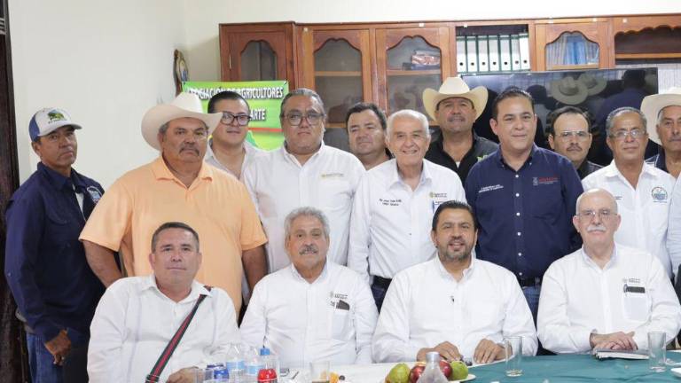 Agricultores del sur de Sinaloa con el Secretario de Agricultura del Gobierno de México, Julio Berdegué Sacristán.