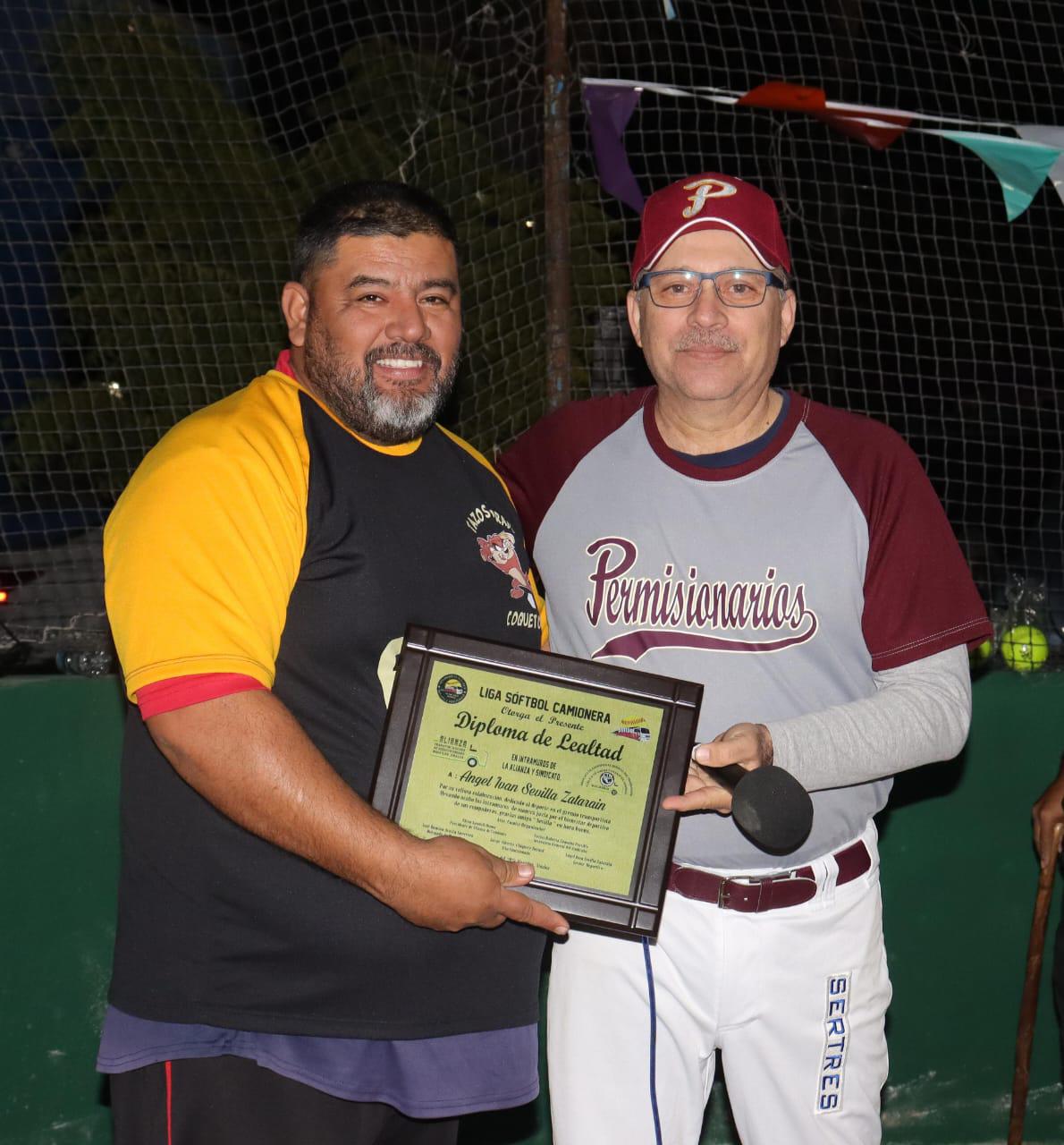 $!Inaugura Alianza de Camiones Urbanos de Mazatlán temporada de Liga de Softbol Camionera