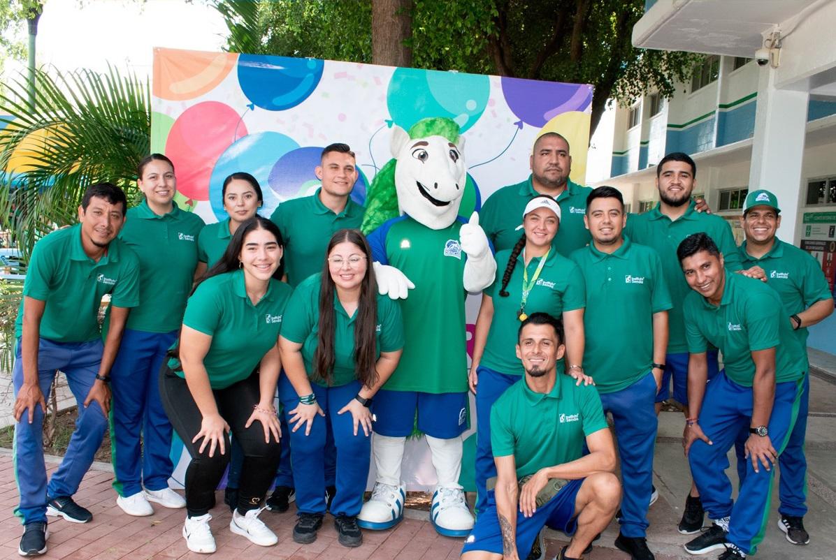 $!Personal académico con ‘El Potro’, mascota del Senda.