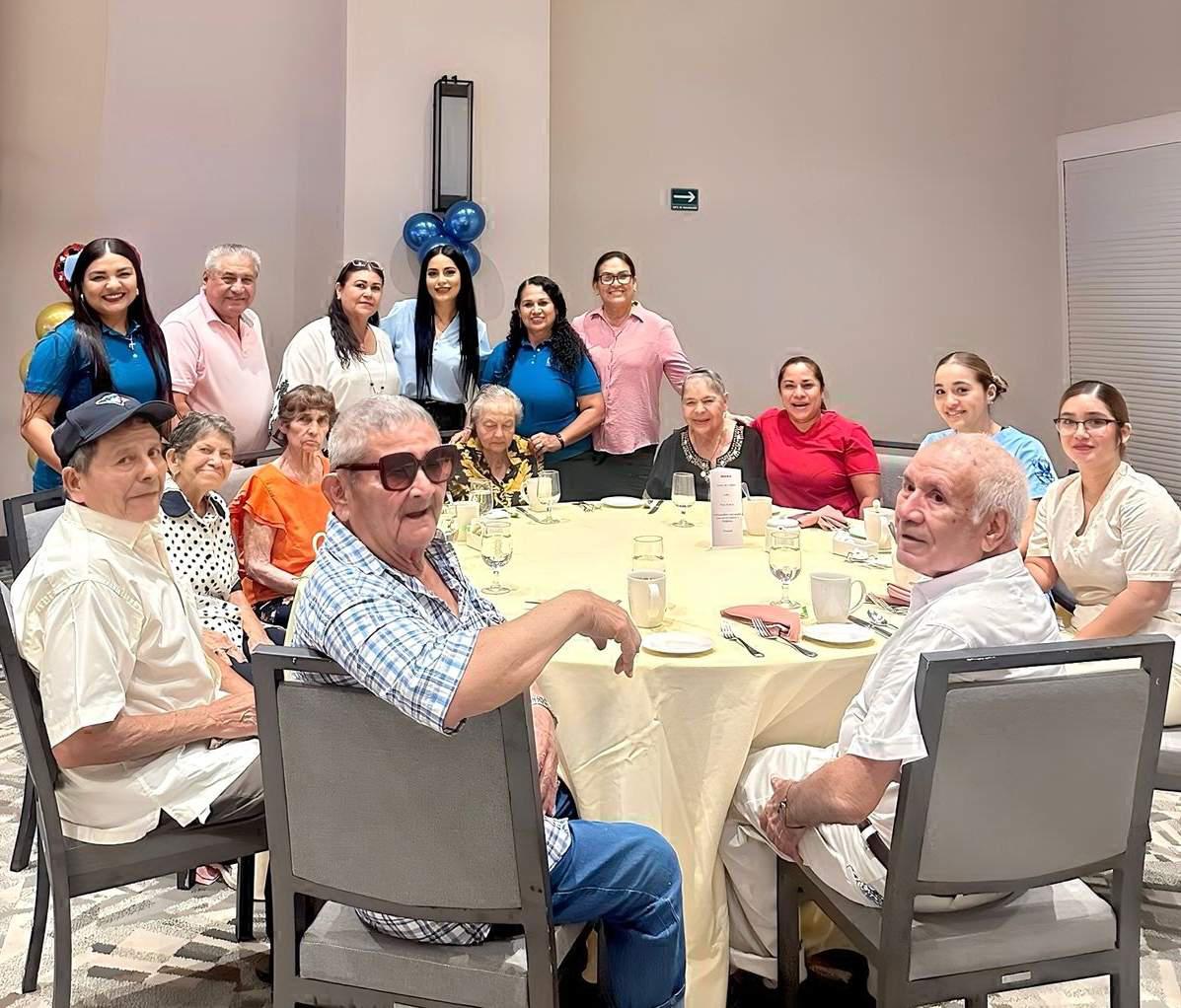 $!Los jóvenes de corazón se divirtieron en su convivio.