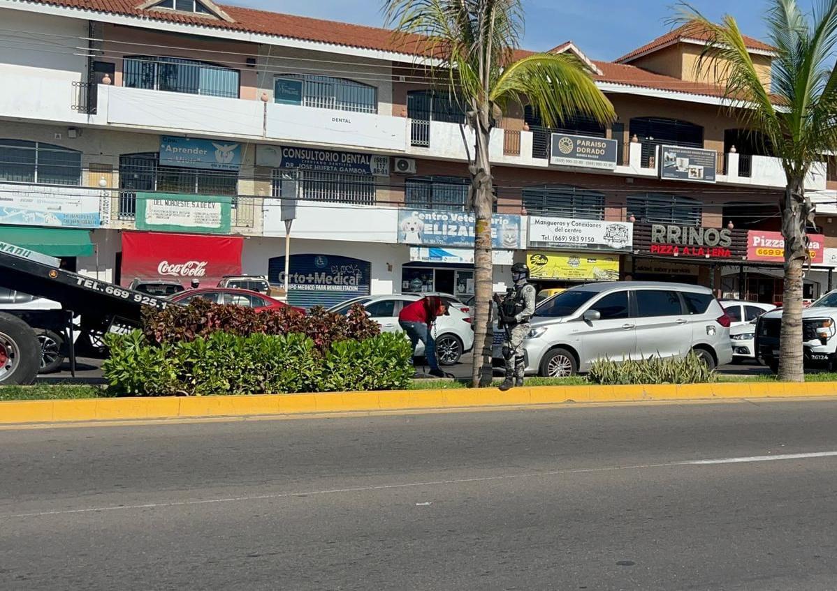 $!Persecución en Mazatlán termina con decomiso de camioneta y armas; hay un detenido