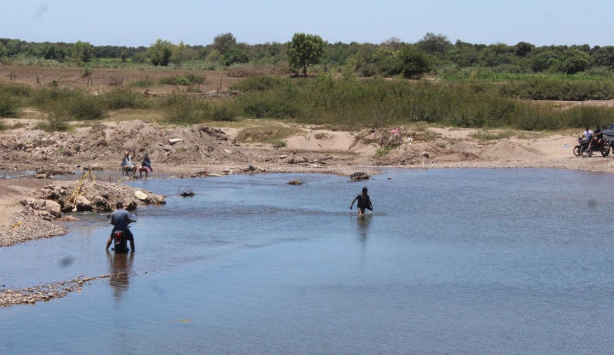 $!Familias mitigan el calor y disfrutan del esparcimiento en el río Baluarte de Rosario