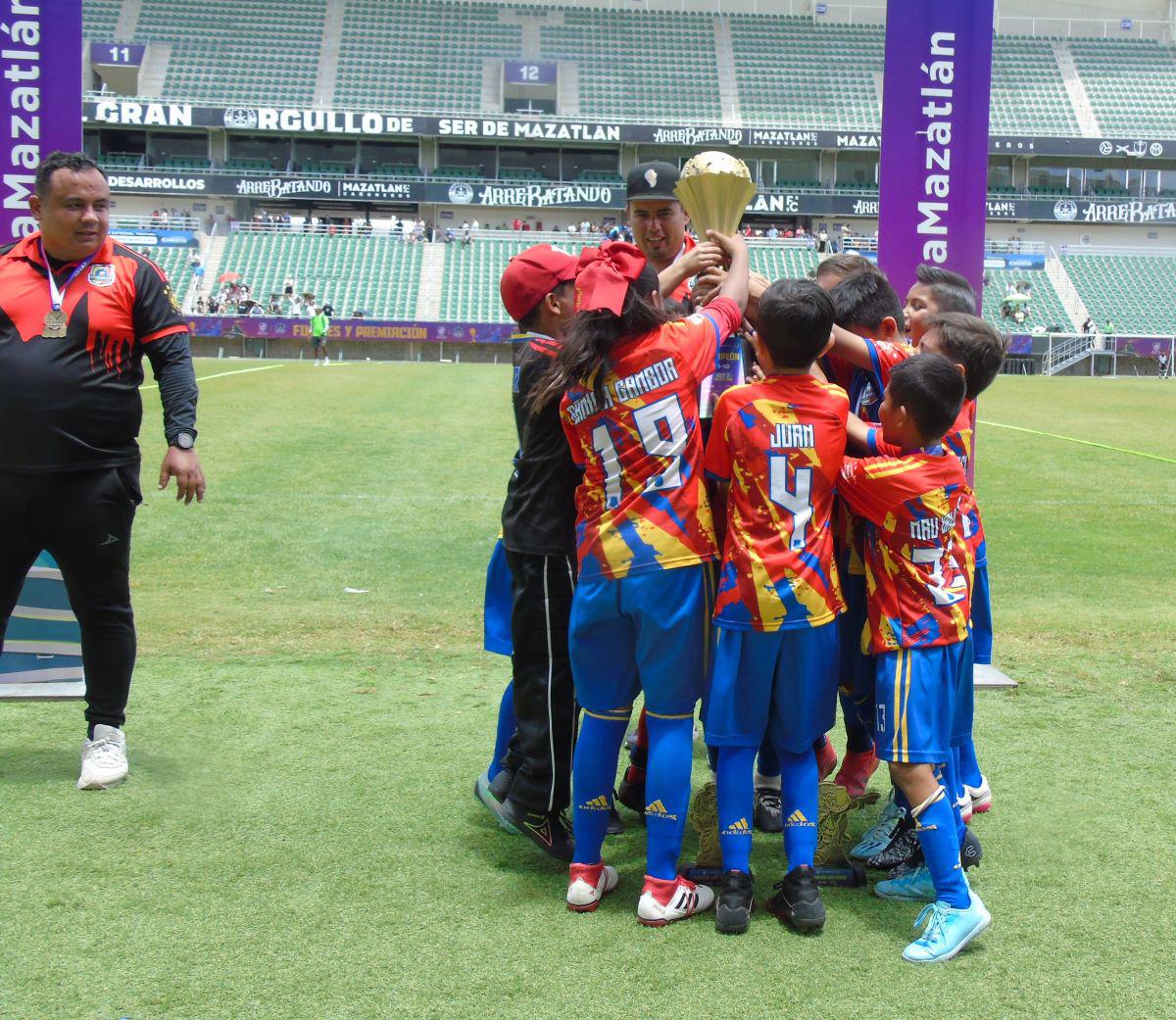 $!Locales ganan 4 títulos en Copa Mazatlán de Futbol 7
