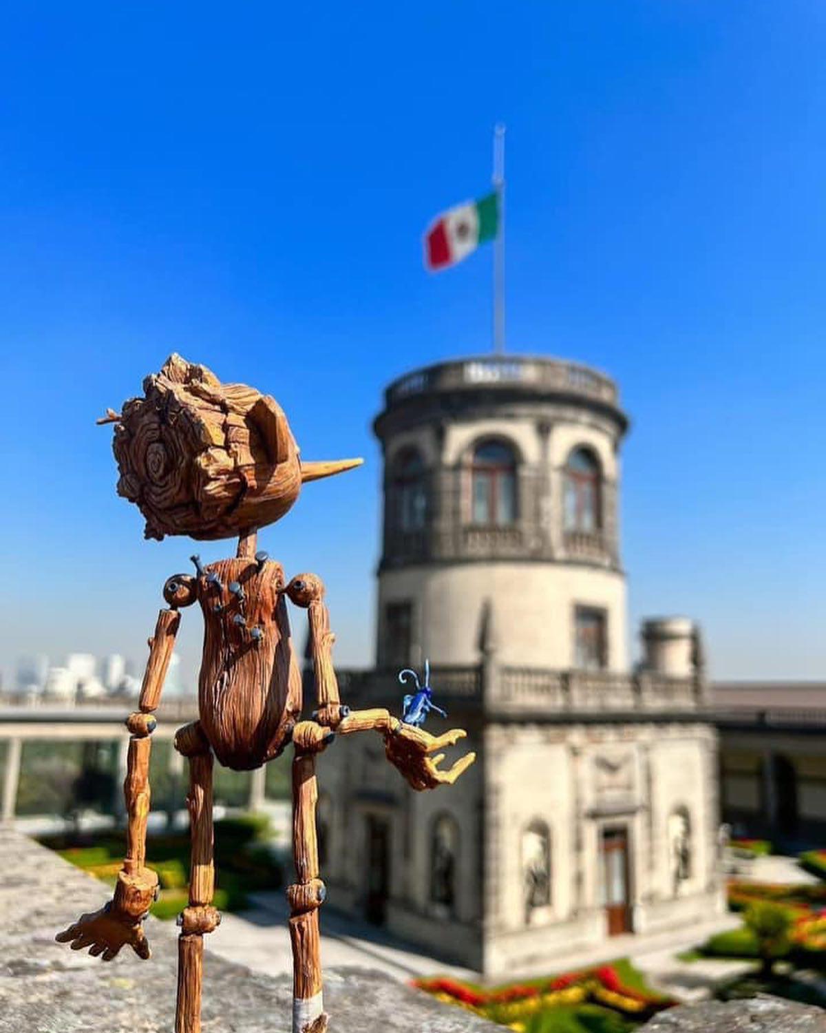 $!Proyectan ‘Pinocho’ de Guillermo del Toro en el Zócalo de la CDMX