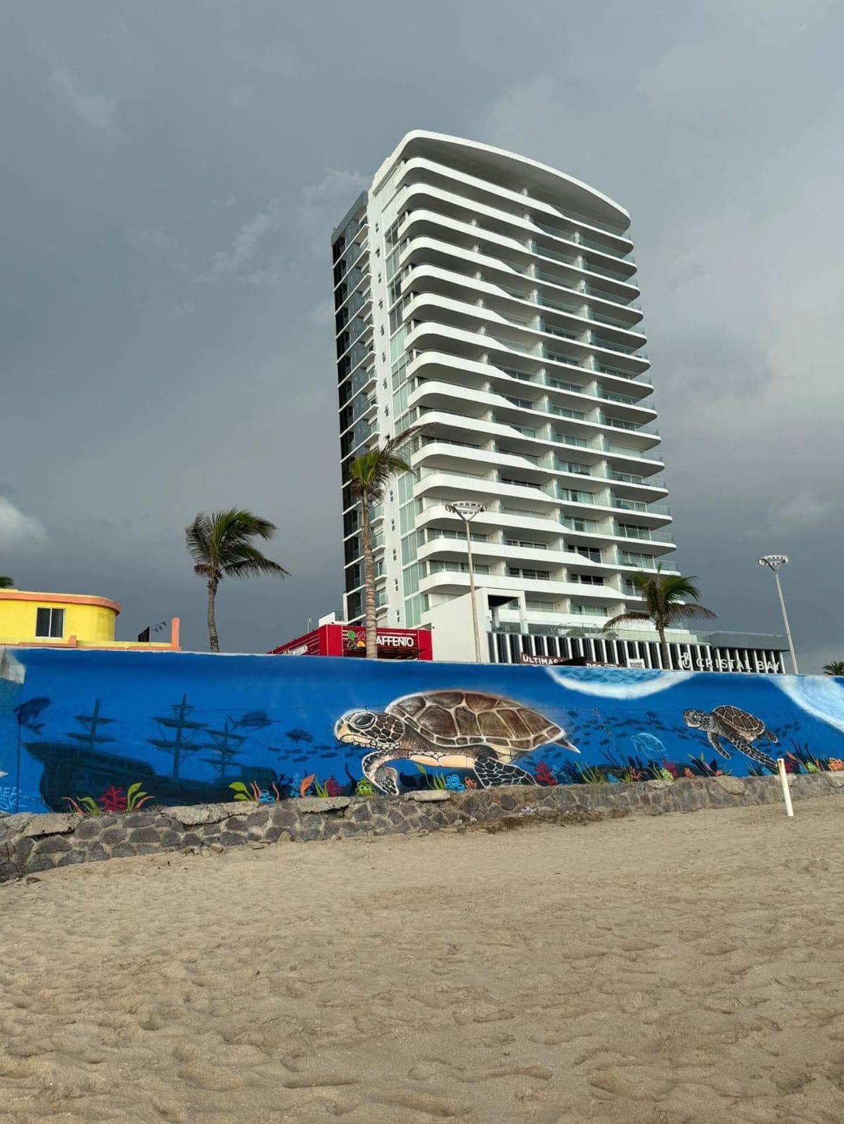 $!Pintan la vida marina en bardas del malecón de Mazatlán