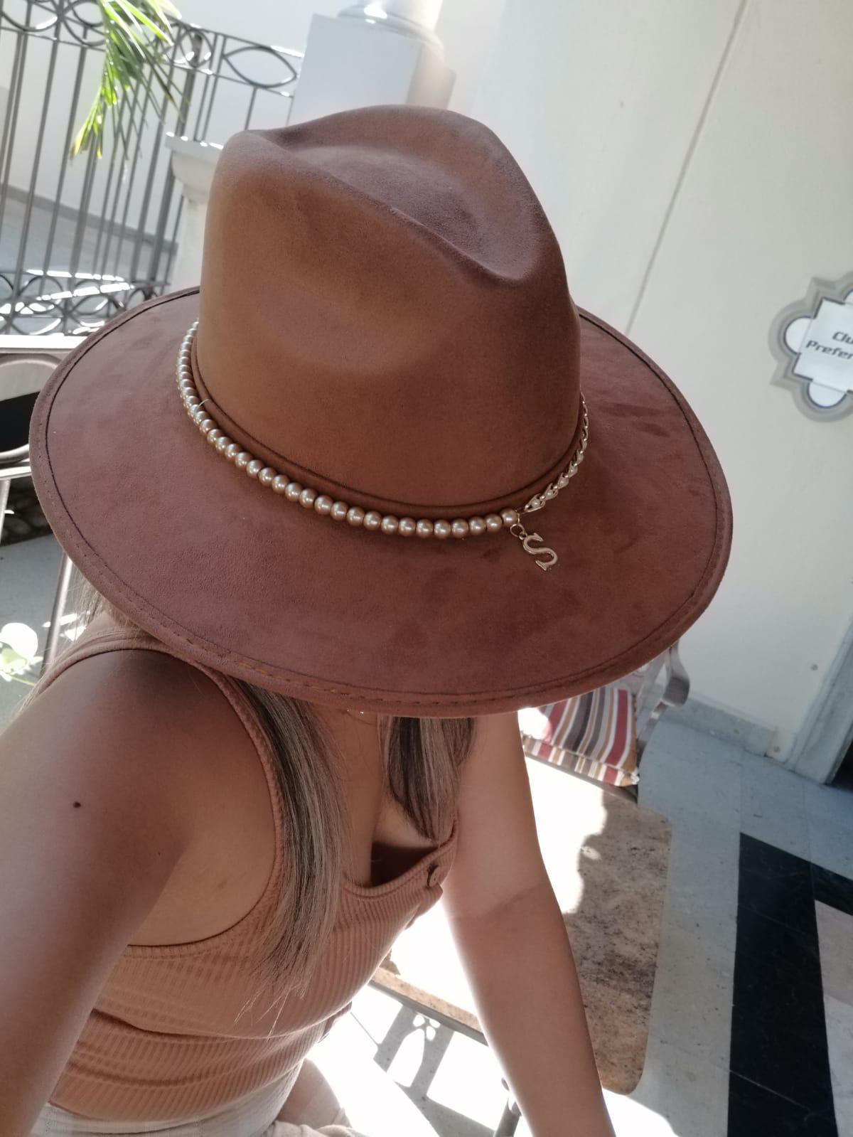 $!Sui Len Ferrer crea su propio ‘proyecto pandémico’ al personalizar sombreros para toda ocasión