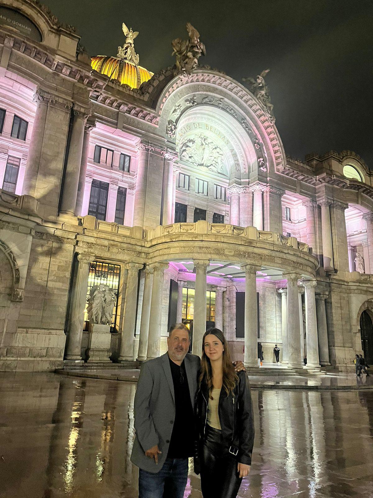 $!El expositor con su hija Andrea Gavica.