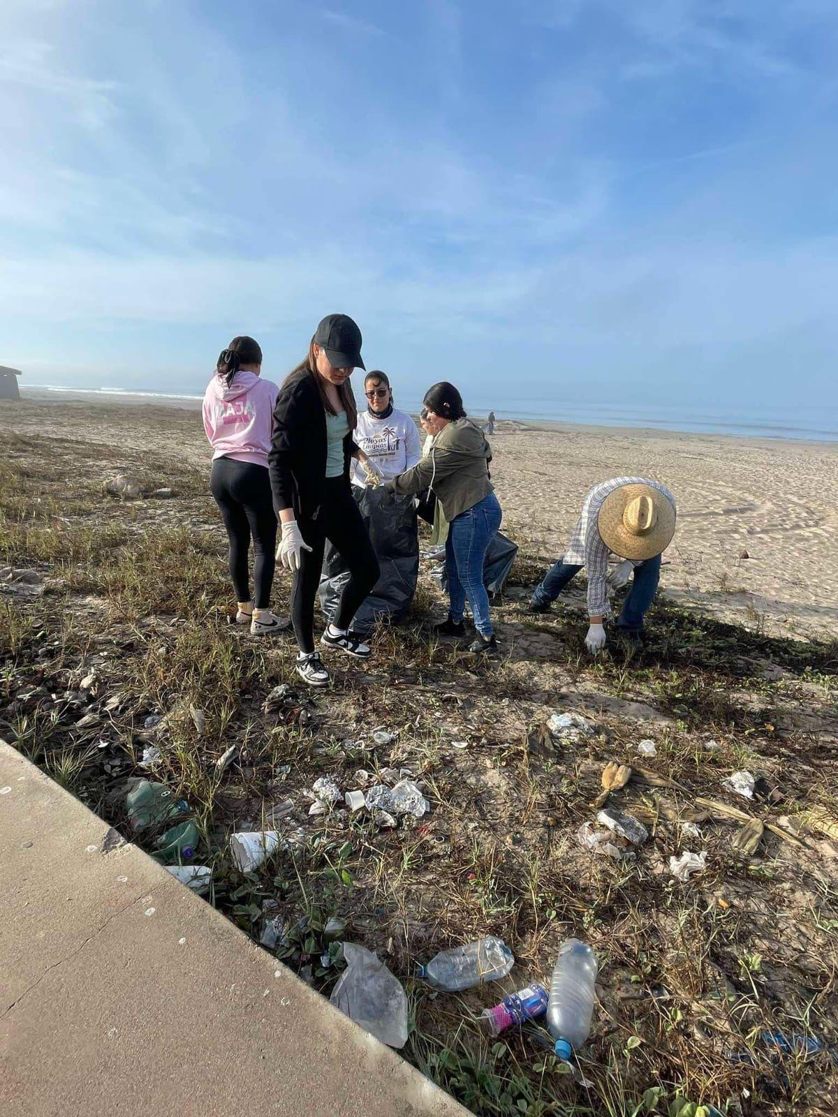 $!Funcionarios de Rosario realizan jornada de limpieza en playa El Caimanero